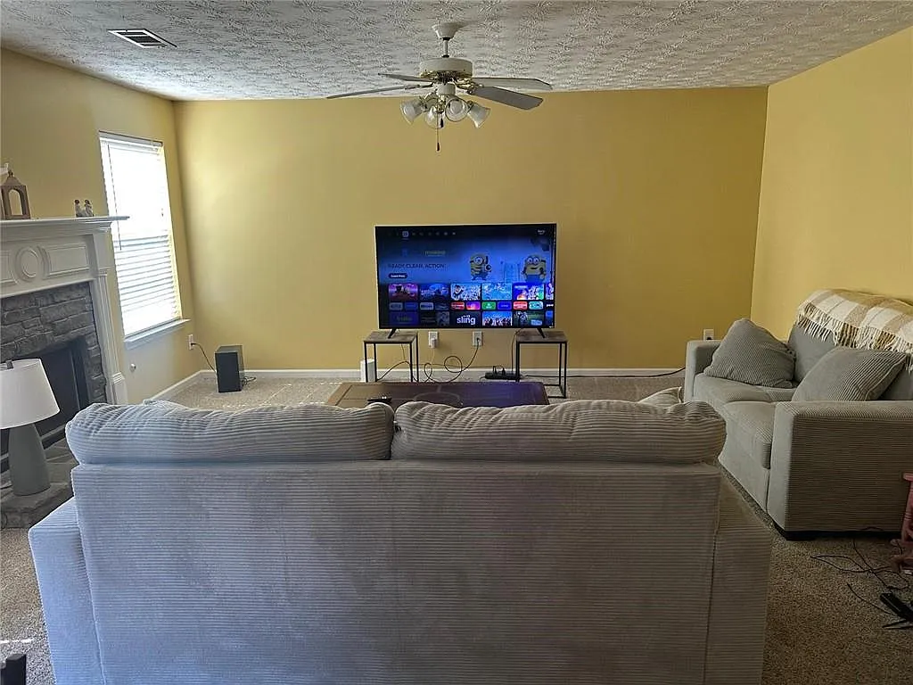 4 bed, 2.5 bath, 3919 sqft, $2,500 — Photo 3