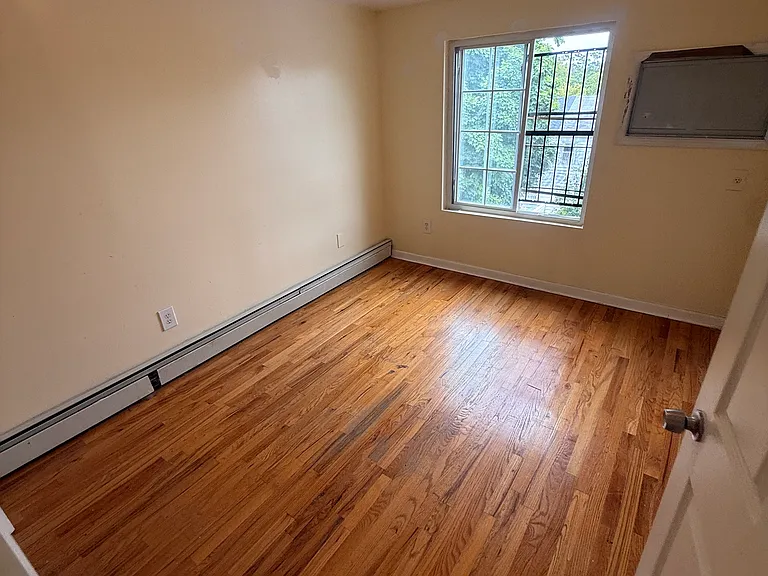 2914 Hering Ave #1 — Photo 7