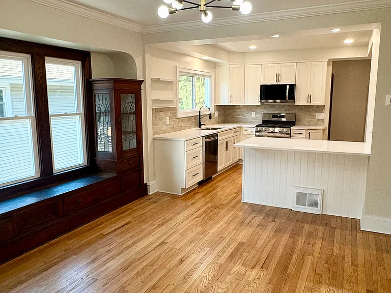 2121 Eldred Ave #UP — Photo 2
