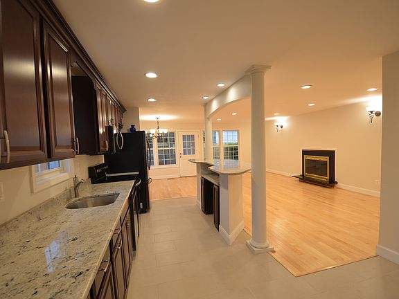 4th image of 10003 Parkwood Dr