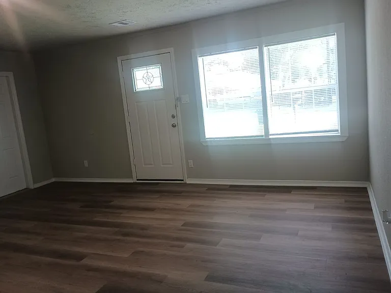 9026 Lake Forest Blvd — Photo 2