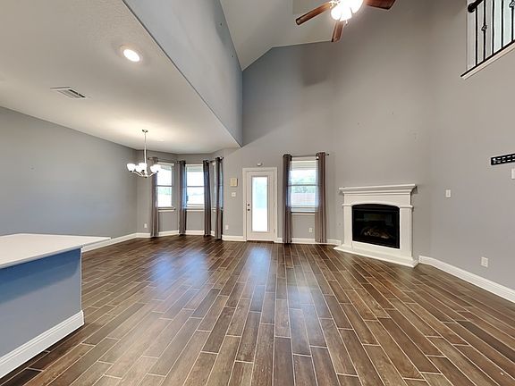 4th image of 4038 Woodford Dr