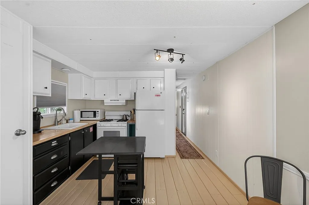 2 bed, 576 sqft, $2,500 — Photo 4