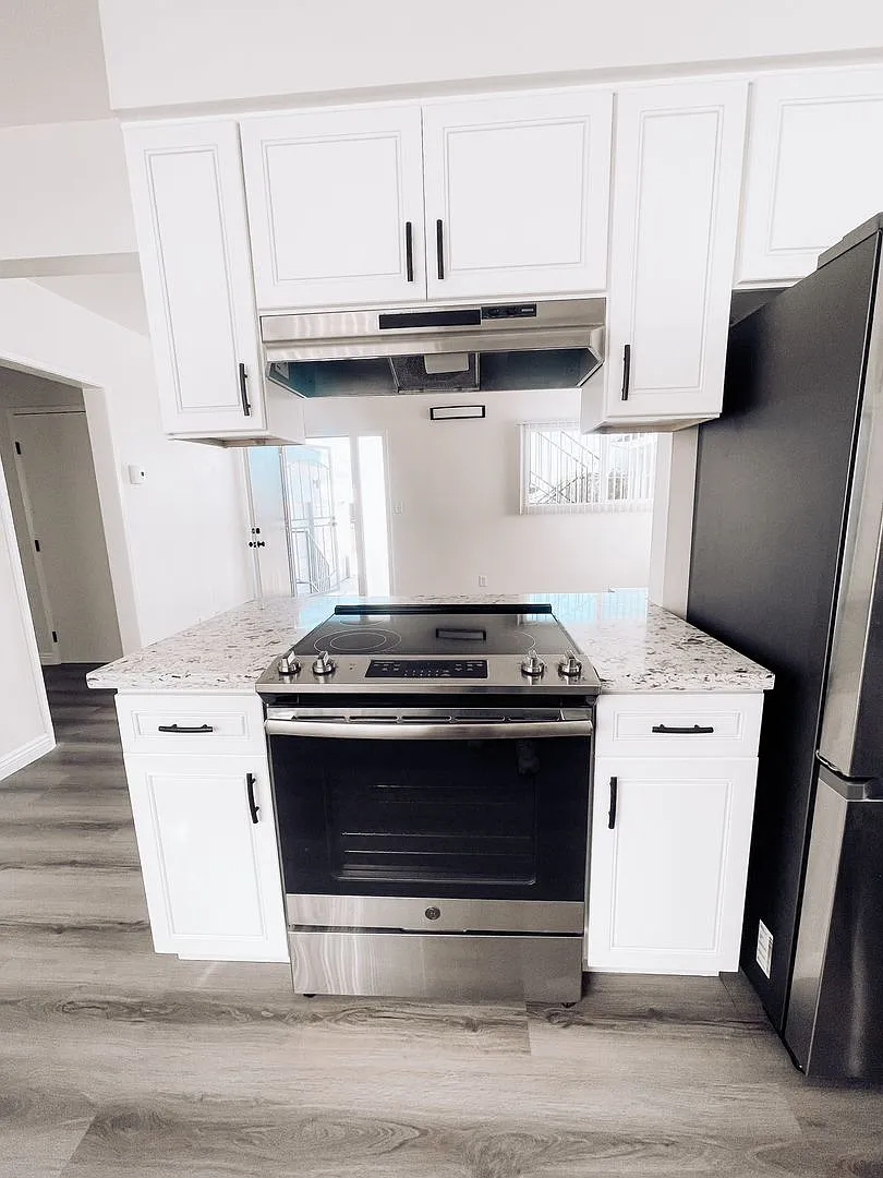 2120 Huntington Ln. — Photo 3