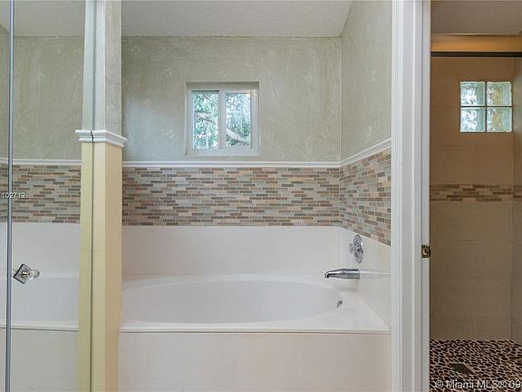 3rd image of 11207 Lakeview Dr
