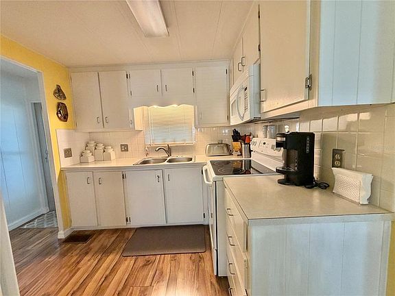 5th image of 126 Chestnut St
