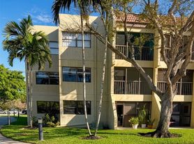 220 Lakeview Dr