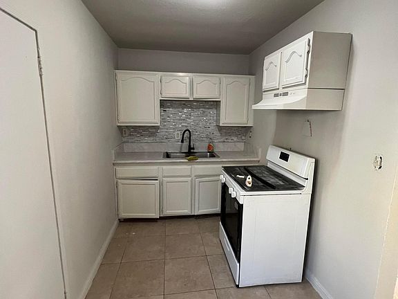 Kitchen comes w gas stove and fridge
