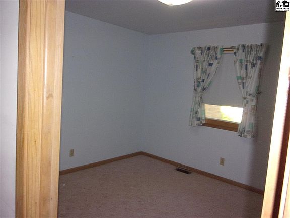 4th image of 613 E 32nd Ter