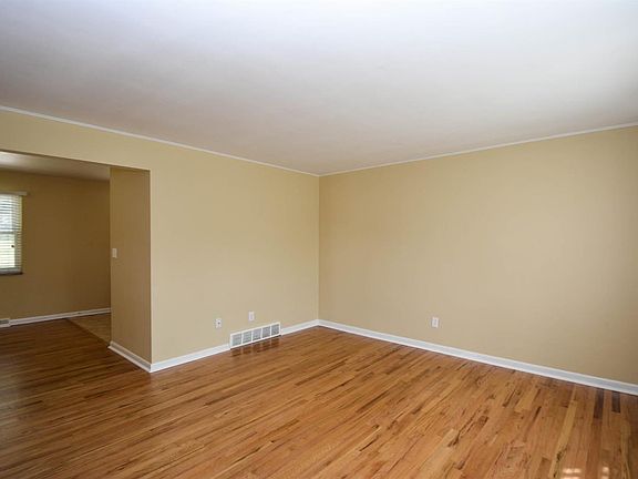 3rd image of 3716 Glengary Ave