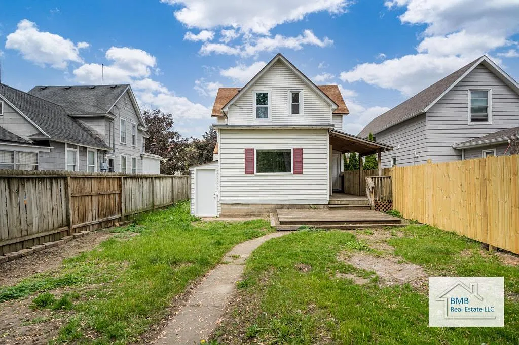 1136 Davis Ave NW — Photo 4