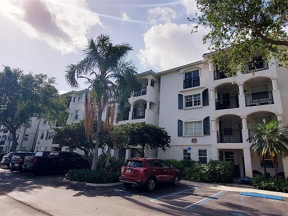 4th image of 3245 NE 184th St APT 13308