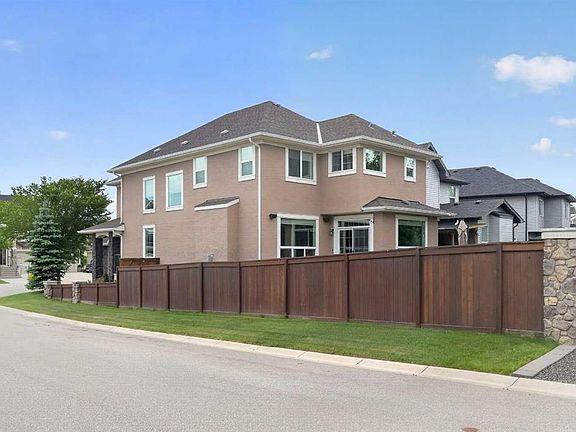 4th image of 131 W Cranarch Cres SE