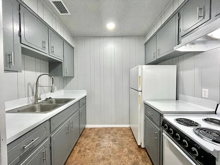 301 E 4th St — Photo 12