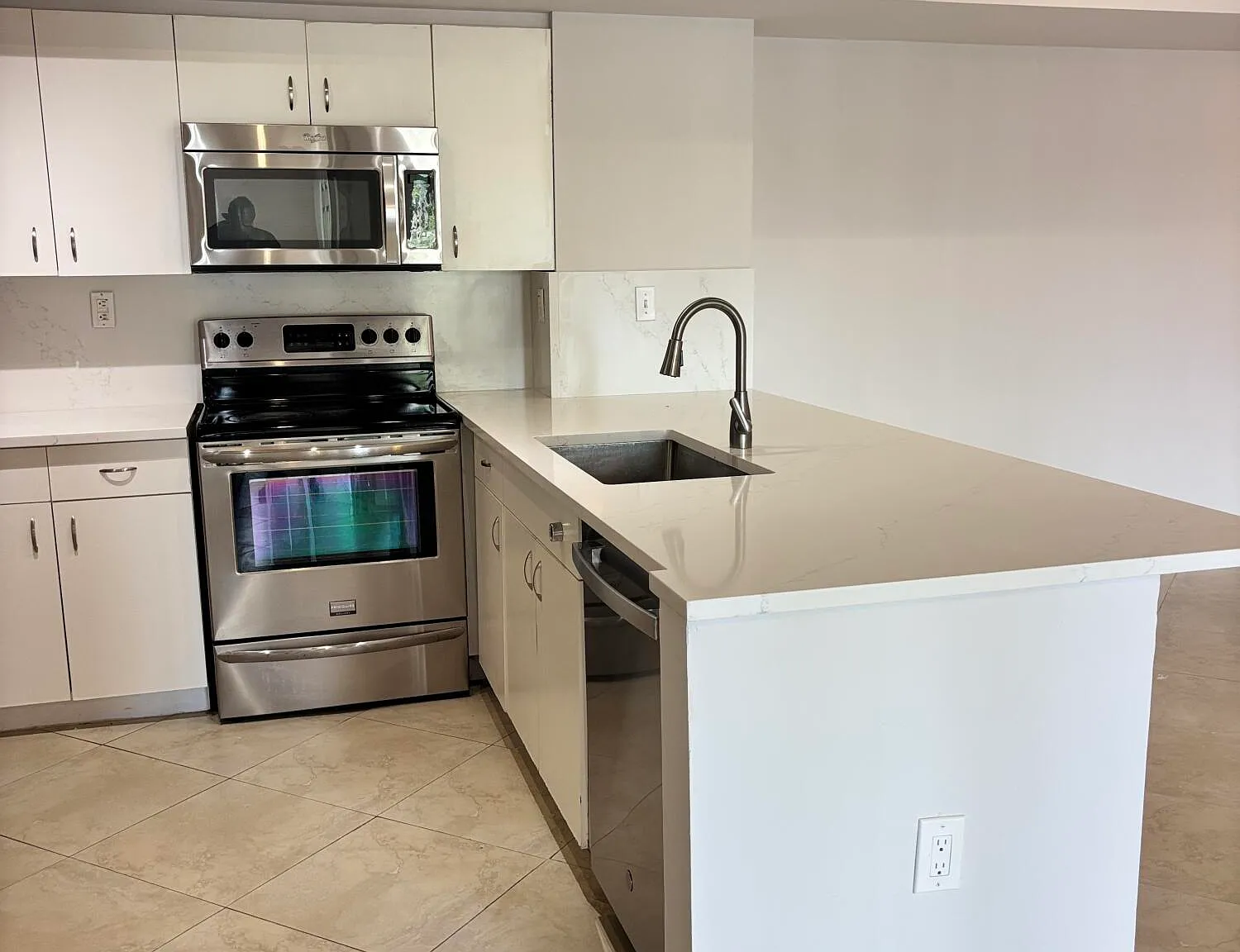 2 bed, 2.0 bath, 1124 sqft, $2,400 — Photo 2