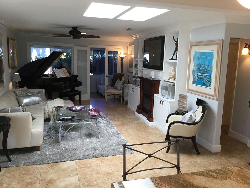 LIVING RM AND ENTRY TO SUNROOM/ARTIST STUDIO