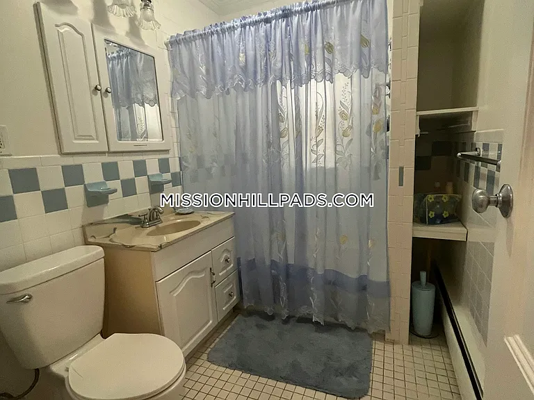 123-125 Hillside St #1 — Photo 6