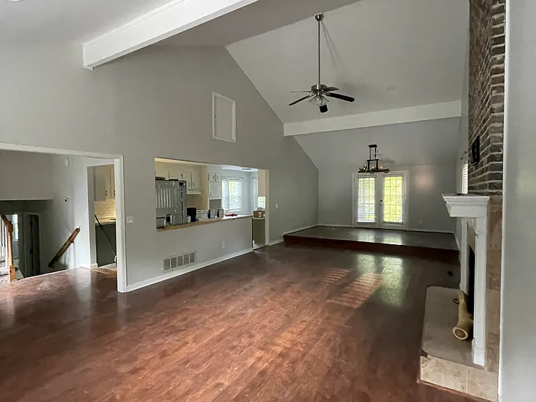 206 Rodborough Rd — Photo 4