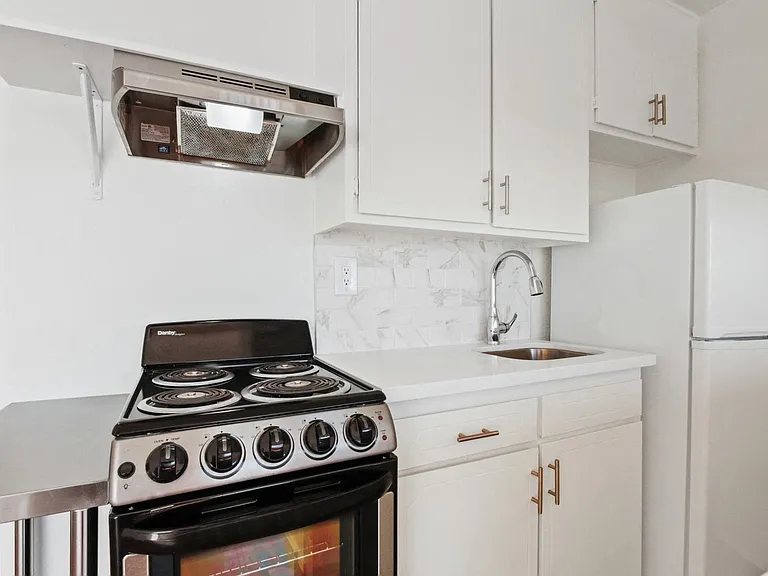 Eastborne Avenue Apartments — Photo 14