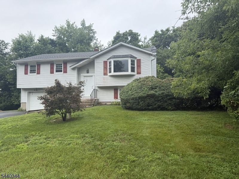 1st image of 4 Beardslee Hill Dr