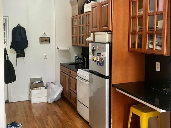 2nd image of 520 E 5th St APT 3