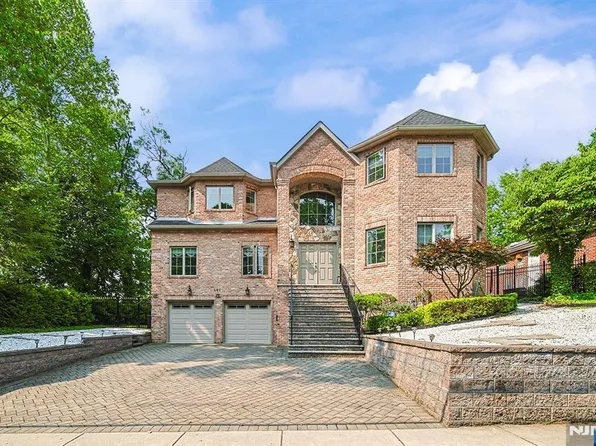 290 McCloud Dr, Fort Lee, NJ 07024