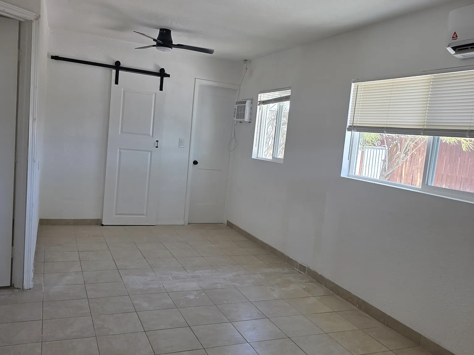 1 bed, 1.5 bath, 450 sqft, $1,250 — Photo 2