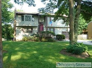 25 Public Rd, Hauppauge, NY 11788