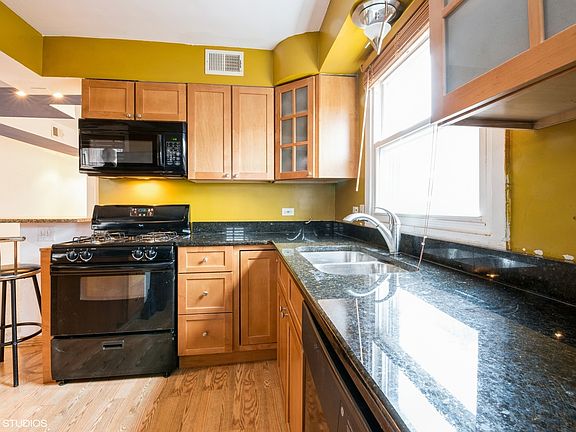 5th image of 1621 W Glenlake Ave APT 2E