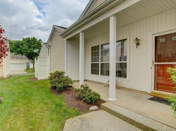 667 Quail Dr, Monroe Township, NJ 08831