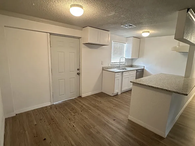 2620 E 33rd Ave — Photo 18