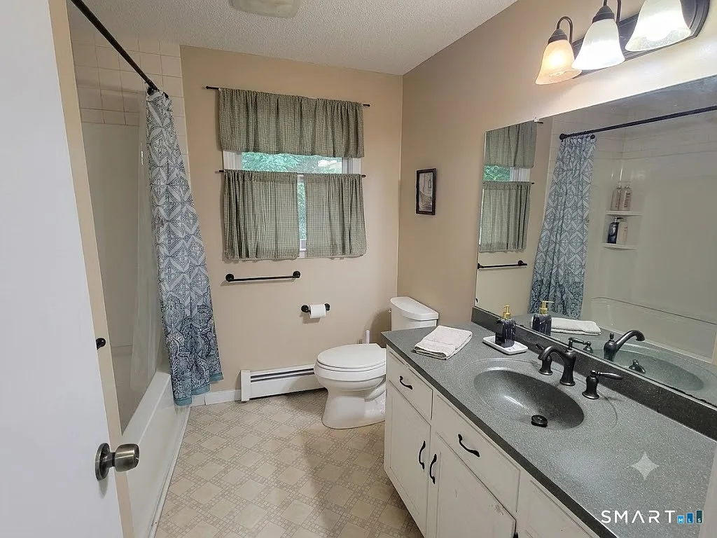 4 bed, 2.5 bath, 3150 sqft, $3,750 — Photo 4
