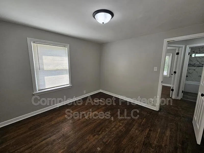 2 bed, 1.0 bath, $1,300 — Photo 3
