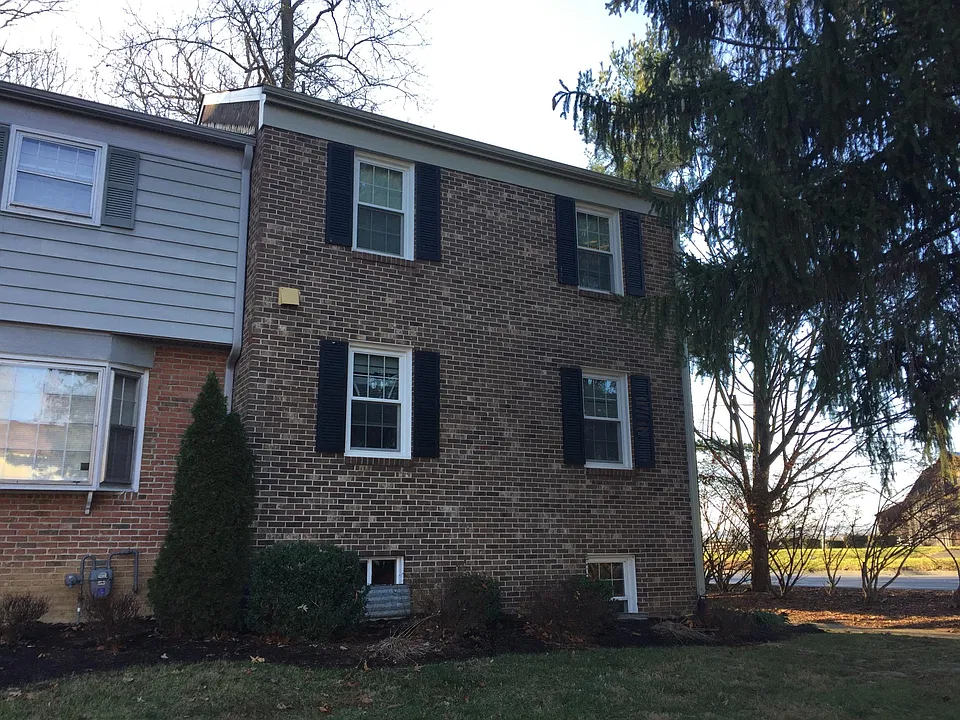 102 Camelot Ct