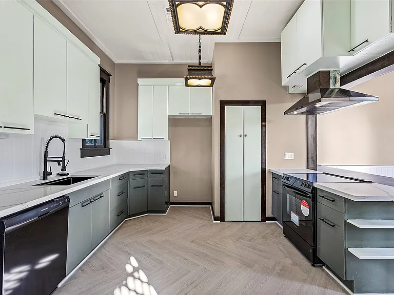 3902 Bernardo De Galvez #B — Photo 11