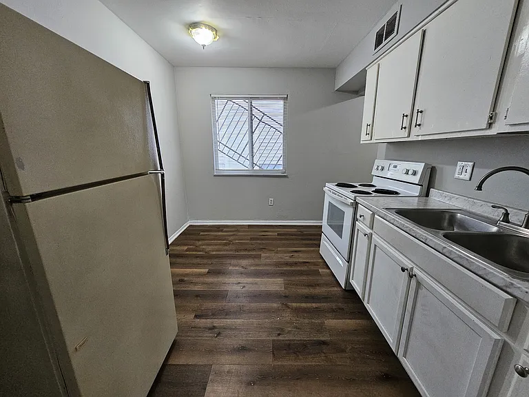 2404 Velma Ave — Photo 6
