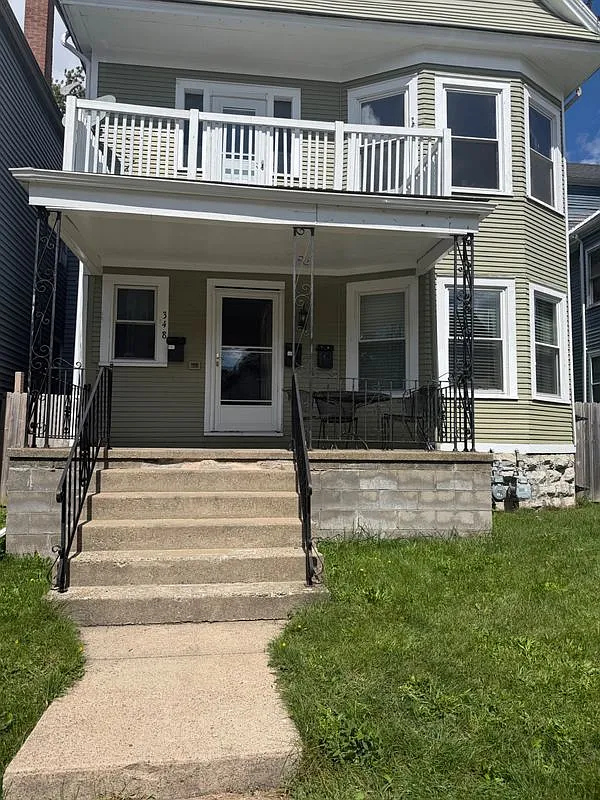 3 bed, 1.0 bath, 1200 sqft, $1,300 — Photo 1