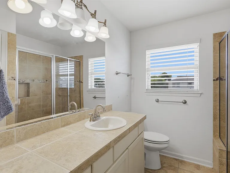375 Ling St — Photo 9