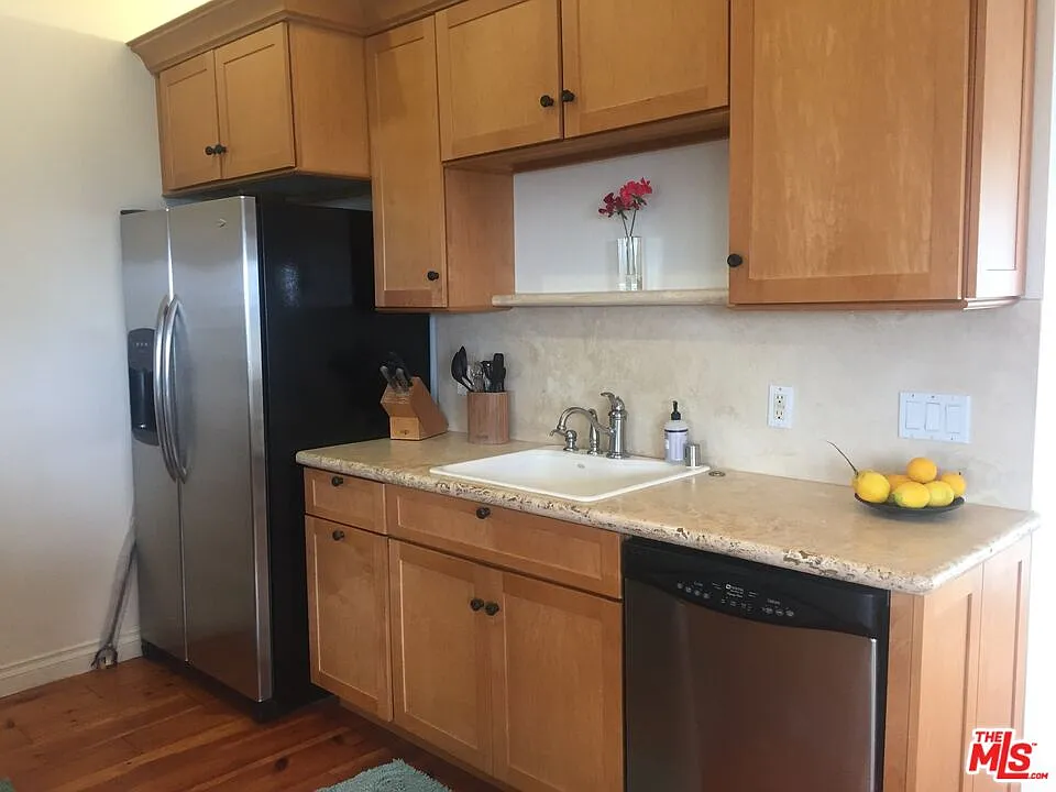 2 bed, 1.0 bath, 990 sqft, $5,350 — Photo 2