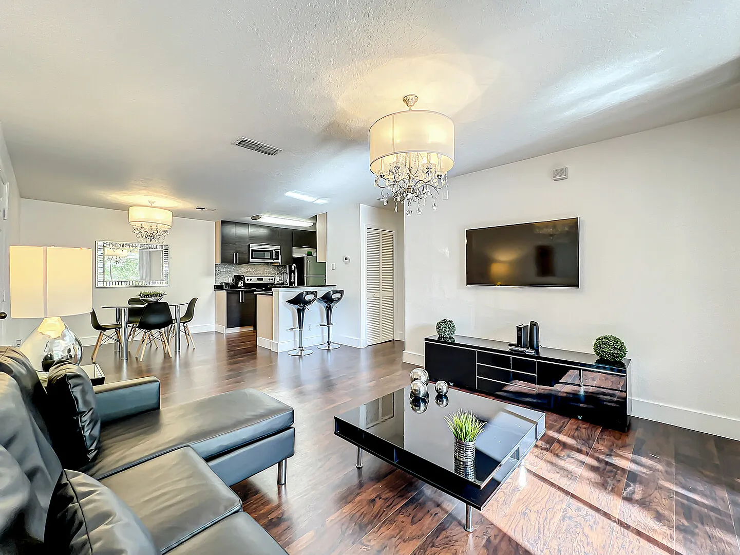 Luxurious & Furnished 1-Bedroom Condo in Gated Community — Photo 4