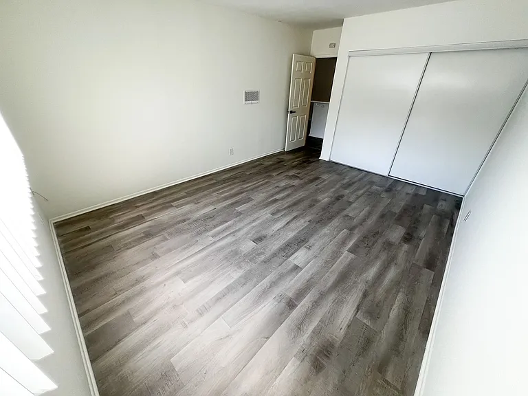 11018 Moorpark Apartments — Photo 37