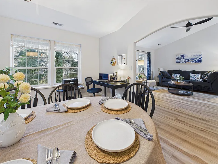 +Dining for 8
+Desk area
+Open space concept