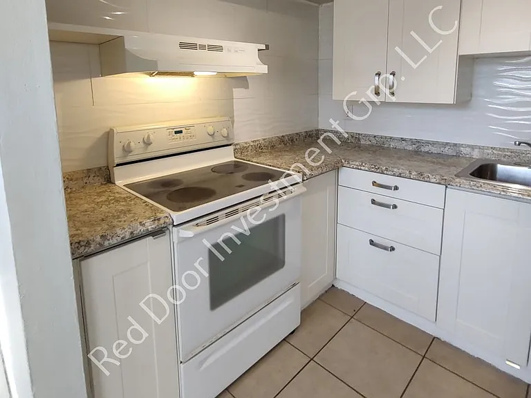 706 W Dixie Ave #2 — Photo 4