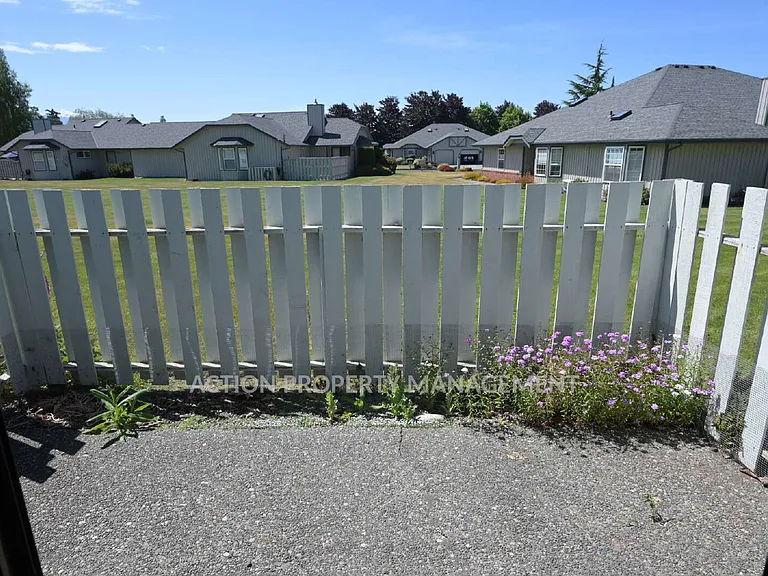 842 N Canterbury Ct — Photo 12