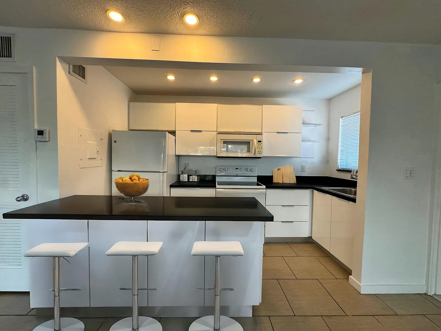Studio, 1.0 bath, 1100 sqft, $2,275 — Photo 3