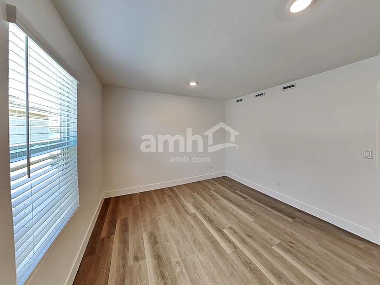 5856 Vaes Dothrak St — Photo 17