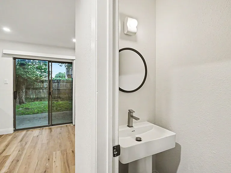 2101 Mistletoe Ave — Photo 11