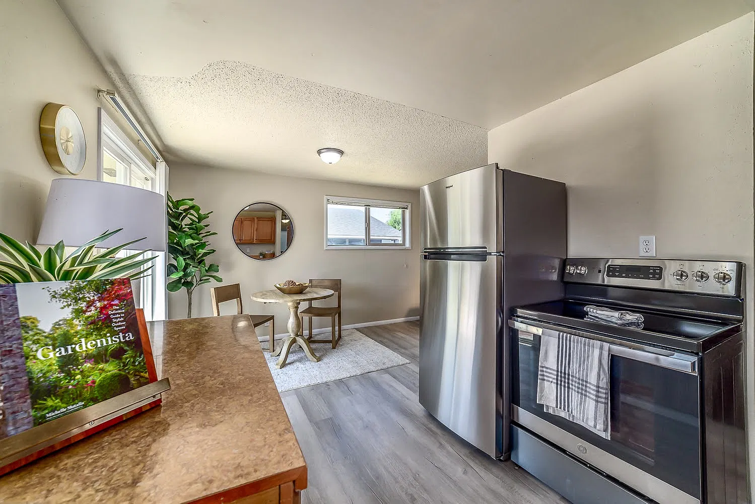 3 bed, 975 sqft, $2,100 — Photo 3