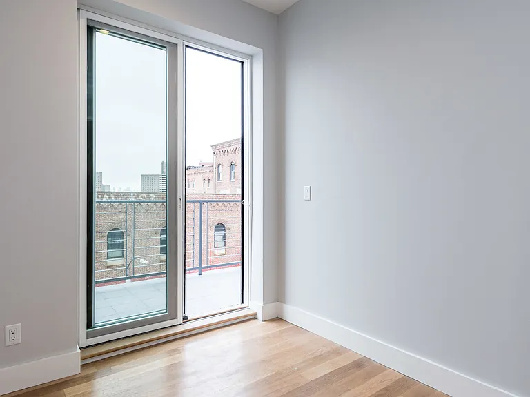 34 Belvedere St #4R — Photo 6