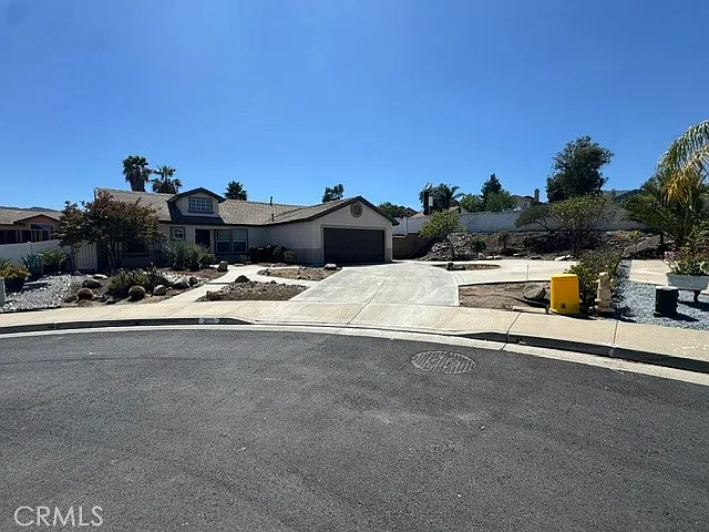 4 bed, 1696 sqft, $2,800 — Photo 2